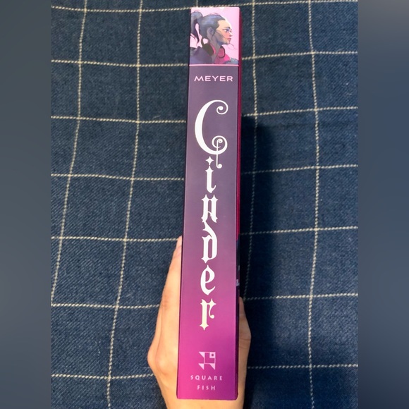 Cinder by Marissa Meyer New Cover Paperback - Picture 3 of 3